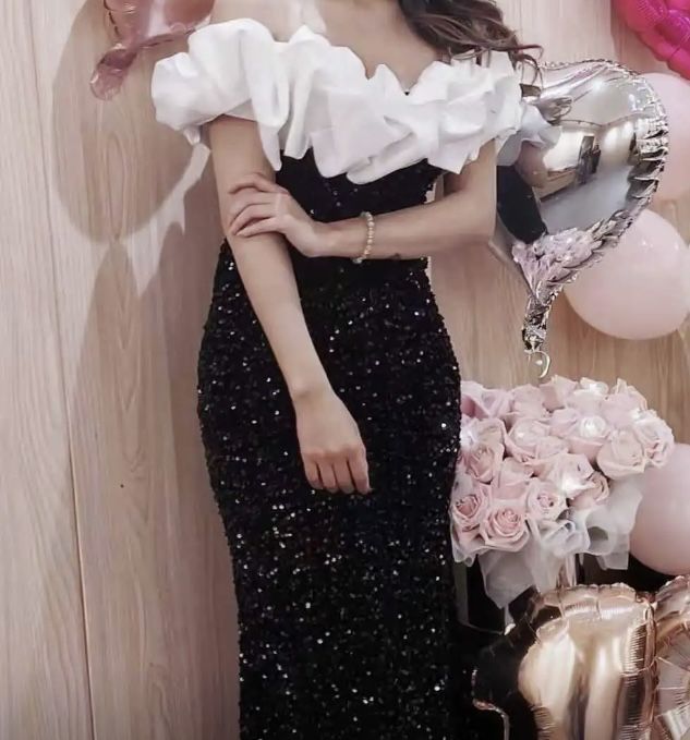 Красивое черное платье с пышным белым верхом