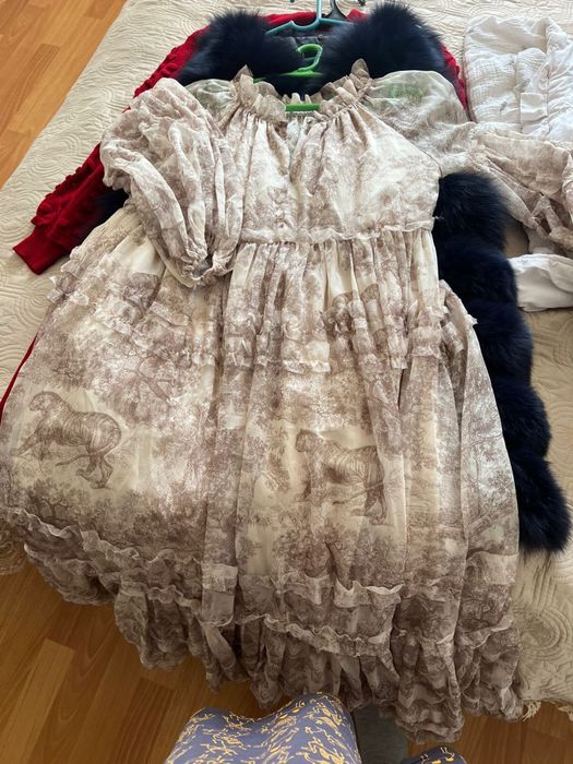 Киімдер сатылады