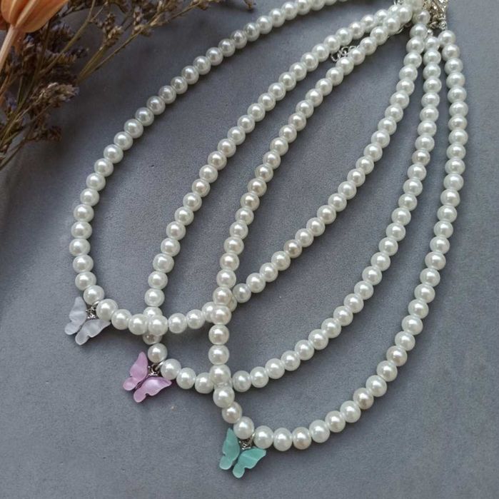 Изящный чокер с бабочкой.