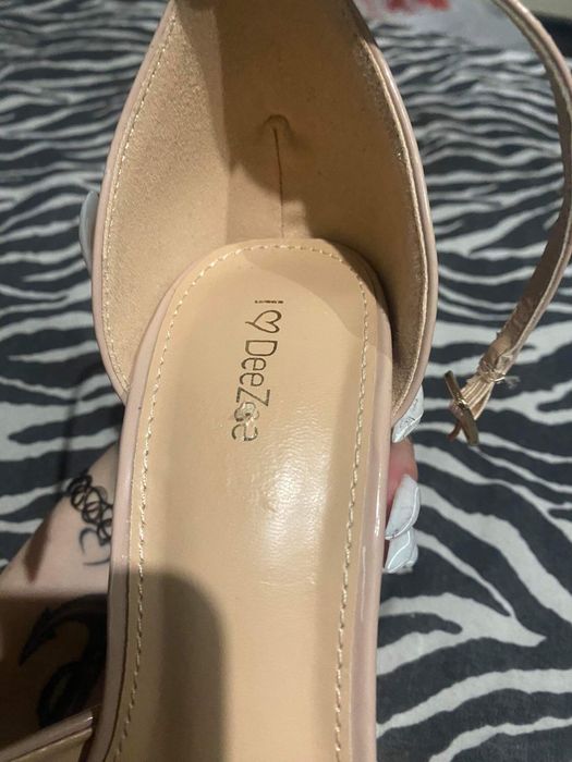 Елегантни телесно-розови обувки с ток и платформа