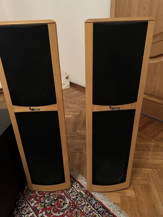 Домашний кинотеатр в комплекте.