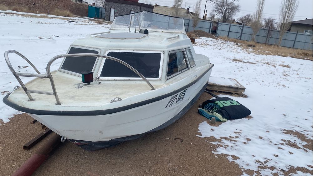 Продам пластиковую лодку