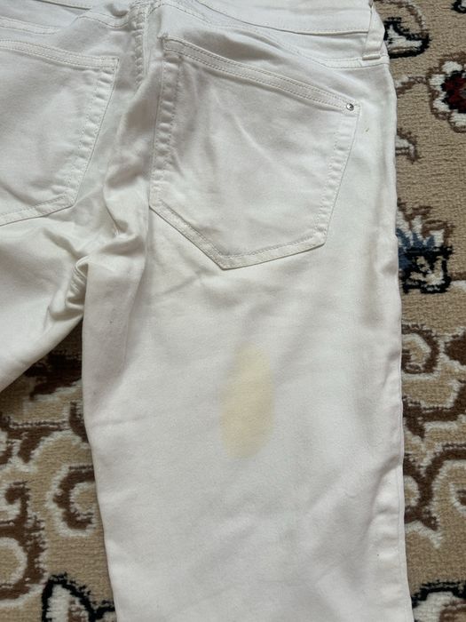 Отдам белый джинсы. 42-44рр.