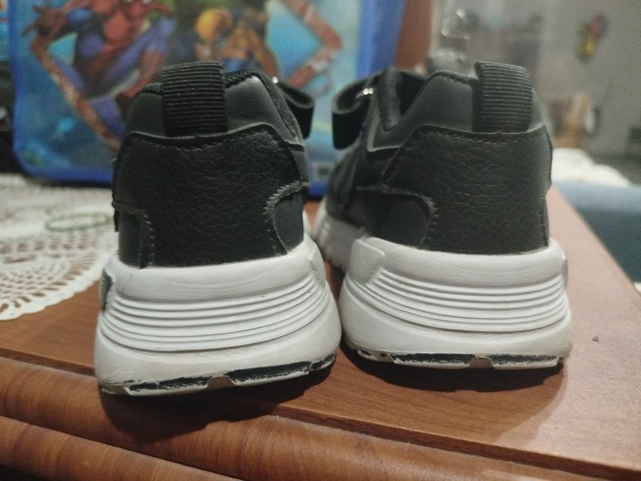 Кроссовки на мальчика.Не дорого