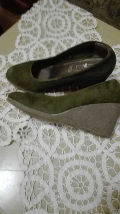 Сръбски, велурени, зелени обувки с полиуретанова подметка