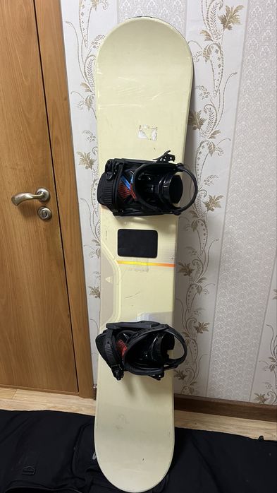 Сноуборд с ботинками и креплением