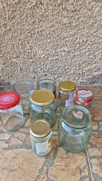 Много буркани различни размери