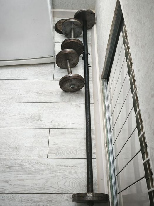 Продам штангу с гантелями