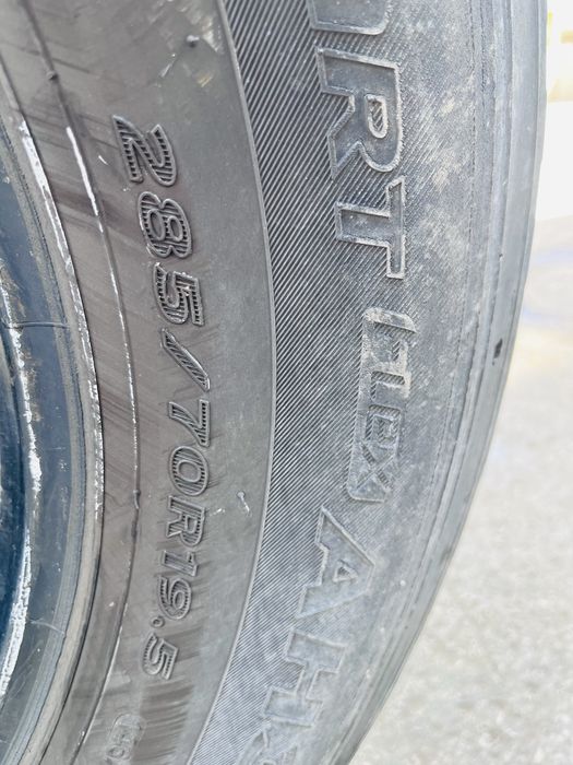 2 бр. гуми 285/70 R19.5 – около 6 мм грайфер