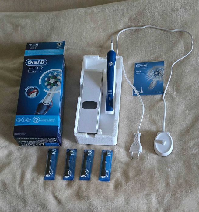 Четка за зъби Oral-B Pro 2 2000