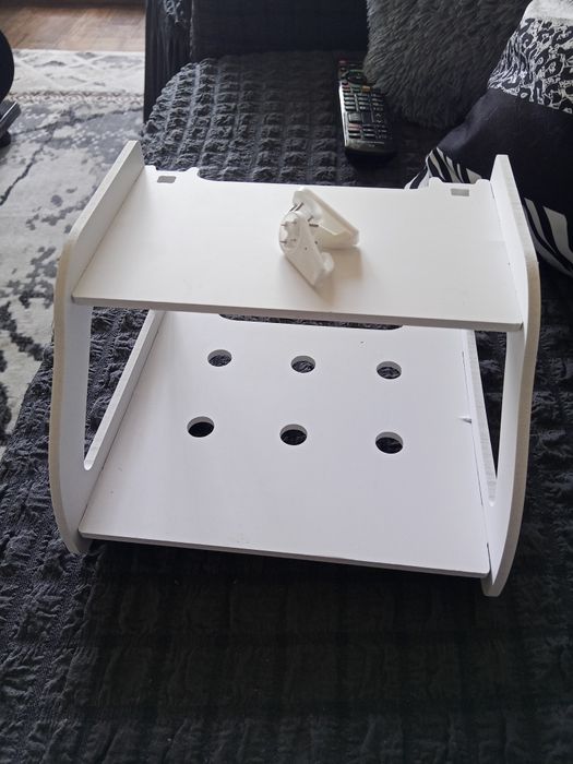 Продаётся навесная  полочка под телевизор