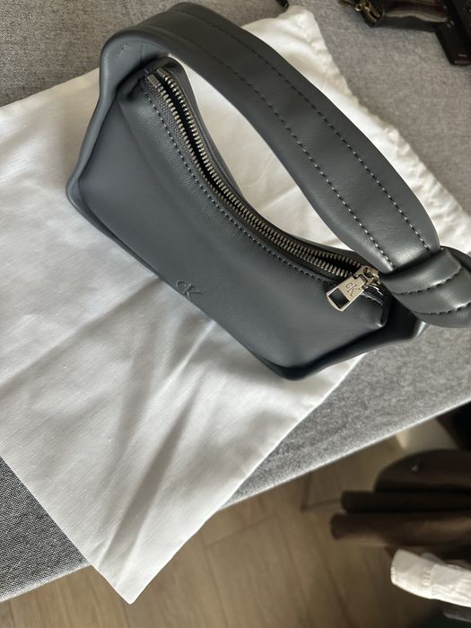 Сива чантичка Calvin Klein