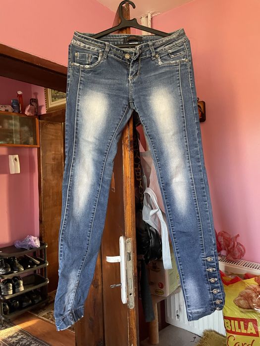 Продавам чисто нови дънки с блуза