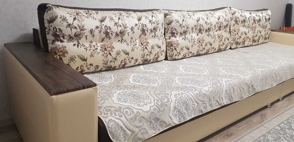 Диван с подушками с пуфом