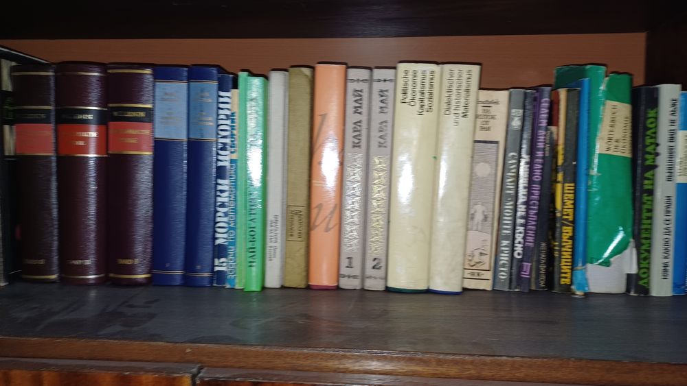 Разполагам с над 300 бр стари книги в добро състояние