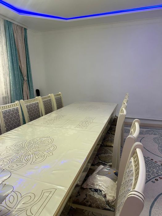 Стол гостиной  стулья ларымен