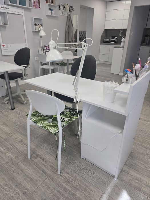 Бюро за маникюр бяло