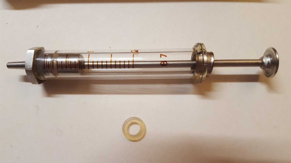 стъклена спринцовка 2 мл.