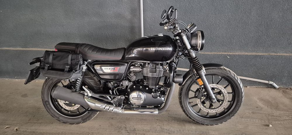 Motocicleta Honda GB 350S cu accesorii originale