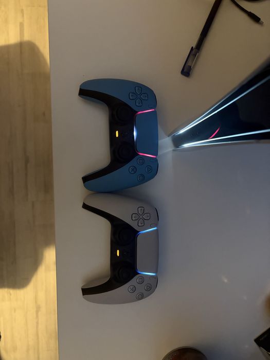 Vand PS5 digital edition cu 2 manete 1TB