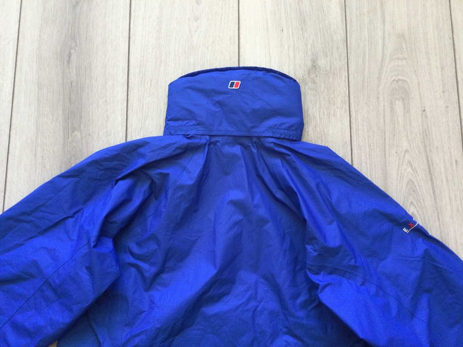 НОВА дамско синьо яке ветровка горнище BERGHAUS Goretex размер 12 / М
