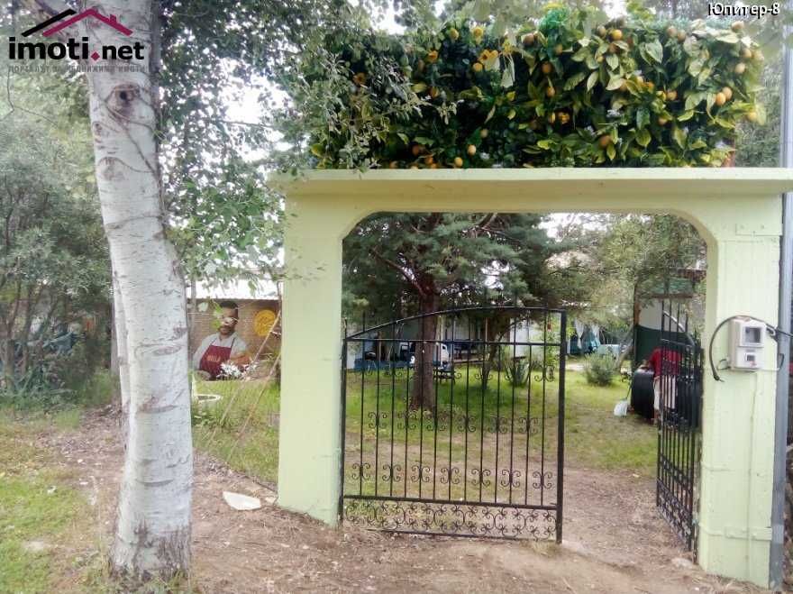 Дава под наем  озаведено бунгало до брега в Карияни-2500 евро/годишно.