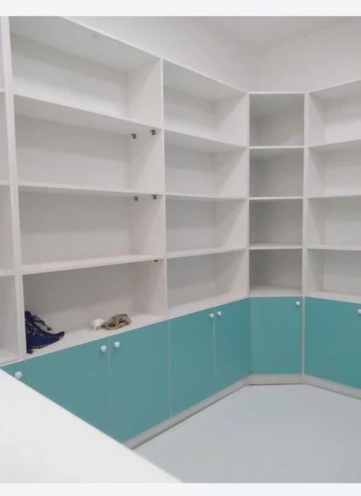 Apteka va magazinlar uchun poʻlka vitrina