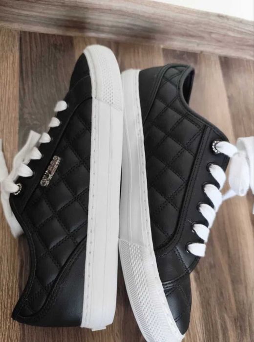 Нови оригинални кецове Guess