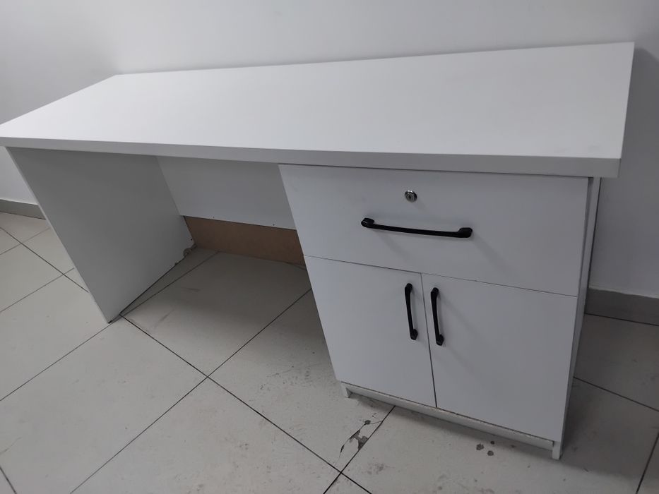 Продам стол в хорошем состоянии.  Крепкий. б/у