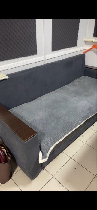 диван, стол, зеркало