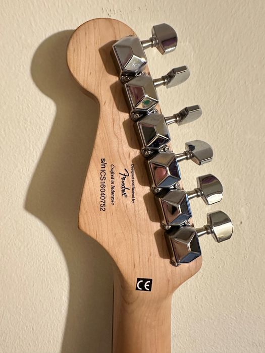 Chitară electrică Squier Bullet Strat HSS + husă + whammy bar + corzi