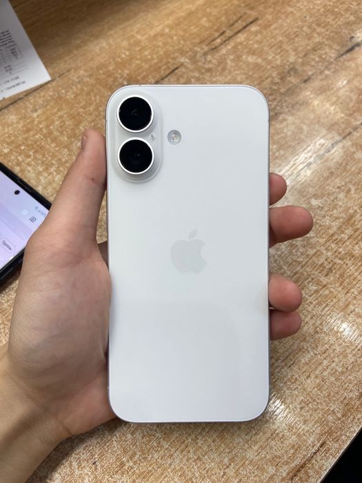 Айфон 16 почти новый