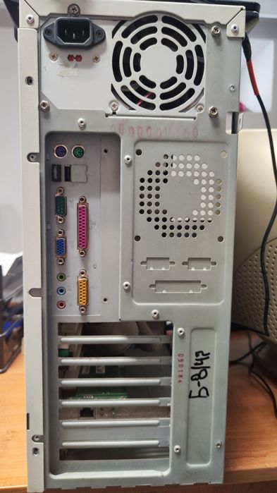 Pentium III ретро компьютер.