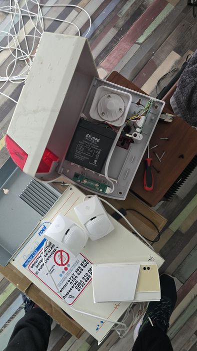 Vand sistem de alarmă cu gps sim pt cartela si 2 senzori de miscare