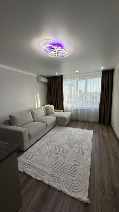 Угловой раскладной диван светло-бежевого цвета