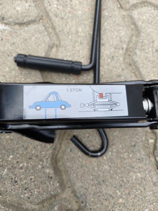Домкрат для автомобиля