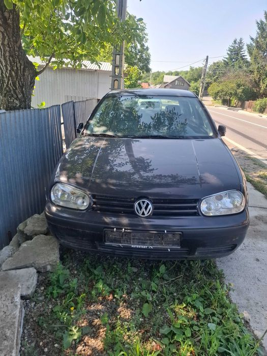 Golf 4 avariat pe partea din spate. Masina este buna. Poate fi reparata si se poate circula cu ea, nu este doar pentru piese auto.