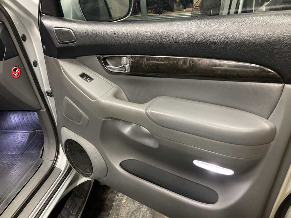 Накладки подлокотников (оригинал) на Toyota Prado 120