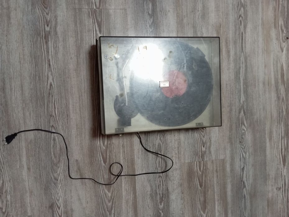 Продам виниловый проигрыватель