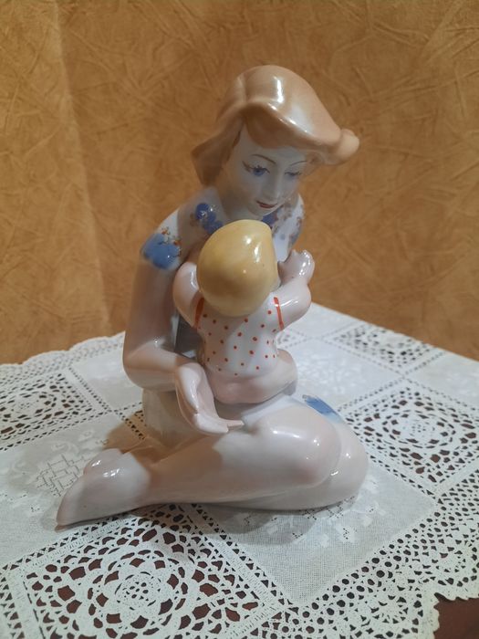 Фарфоровая статуэтка "Материнство" из серии " "Счастливое детство", По