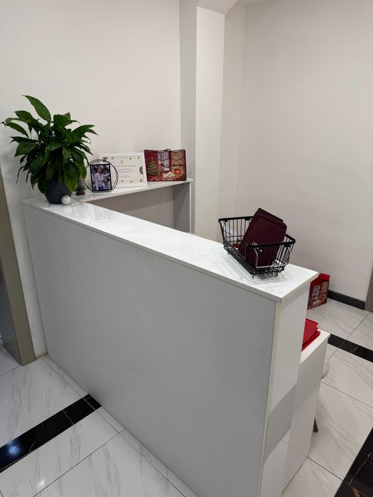 Стойка ресепшен белая