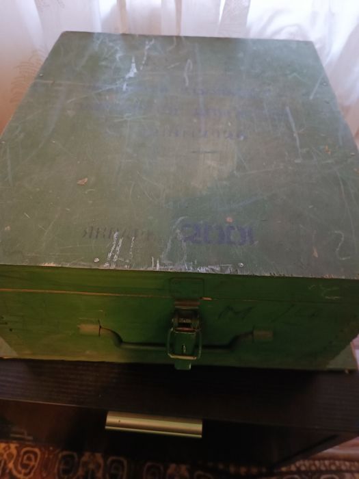 Зелен дървен сандък