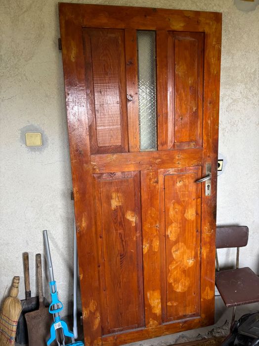 Дървена врата с каса