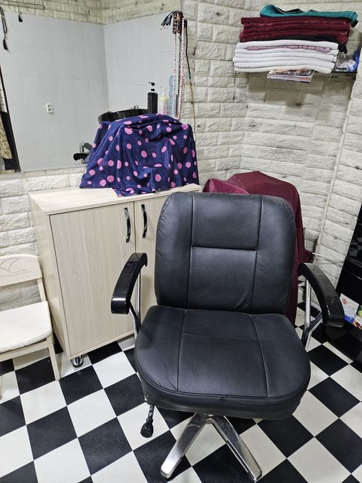 Salon kreslolari sotiladi. Xolati yengidey. Turibdi. Xamma narsasi bor