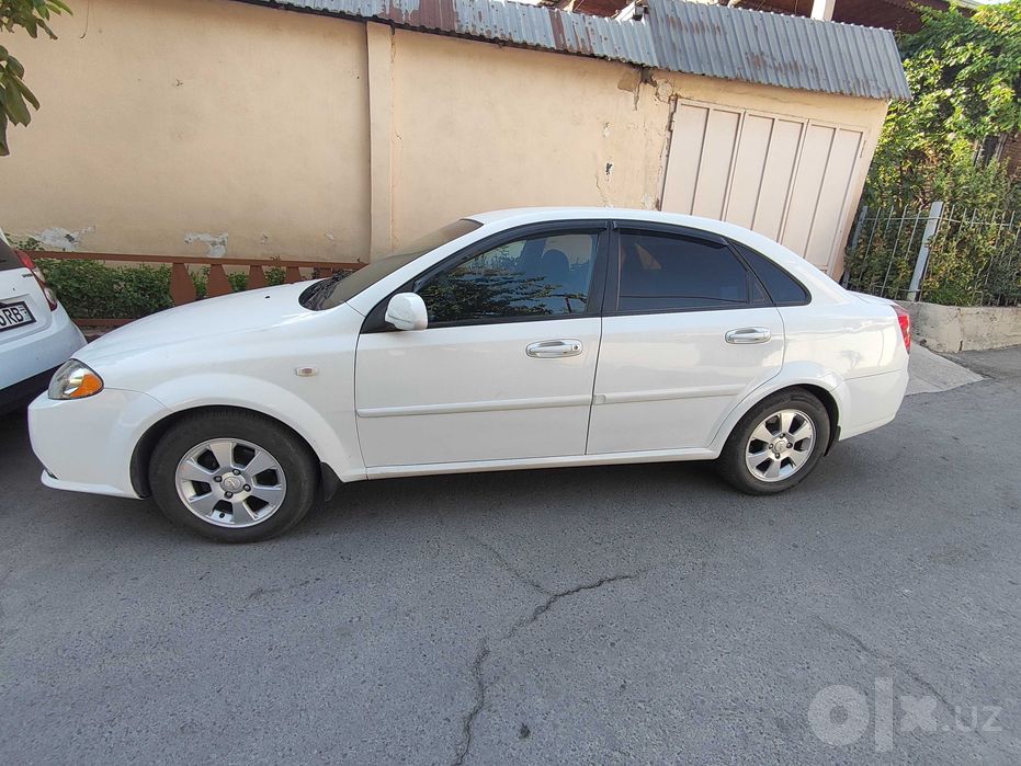 Lacetti 1.8 sotiladi