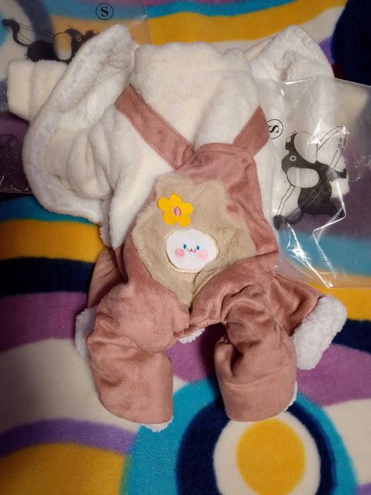 Vand hainute de catelusa talie mica marimea S tot ce se vede la 45 lei