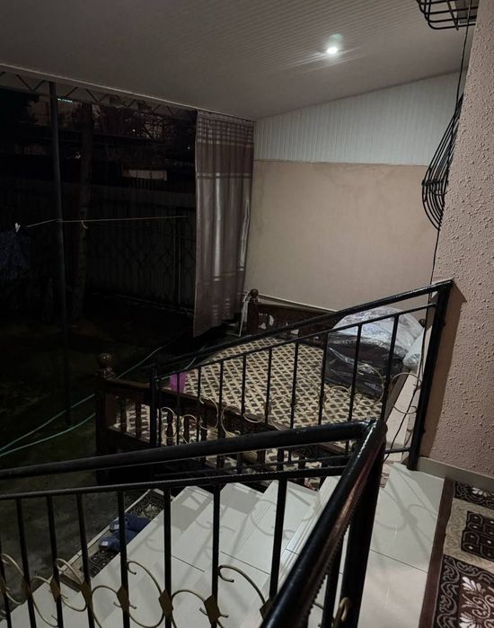 Квартира на Саракулька 2/1/5 общ пл 57м ,во есть дворике тапчан