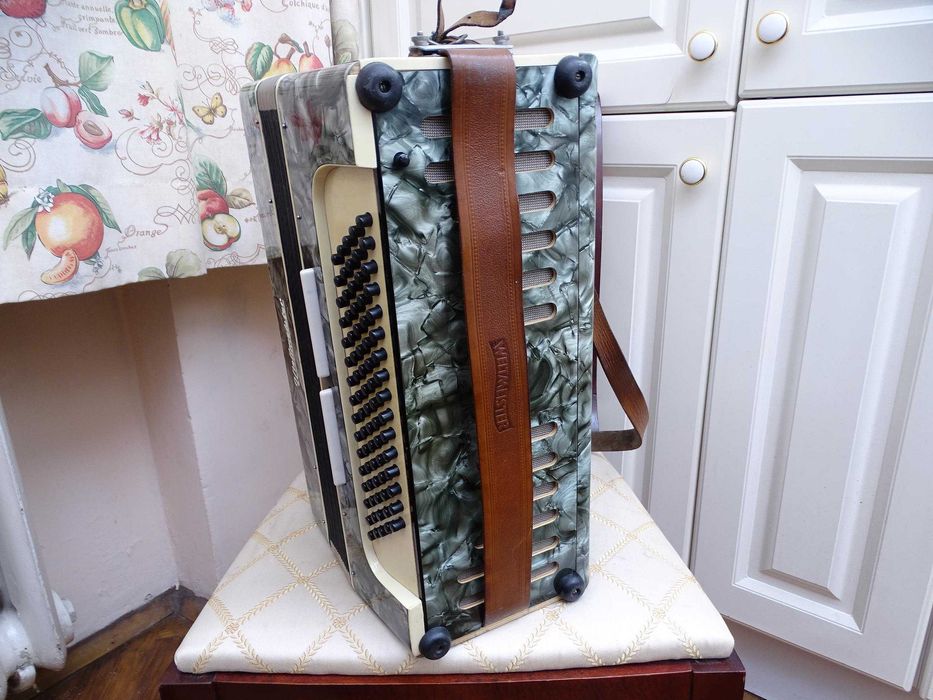 Много запазен стар акордеон Велтмайстер 80 баса