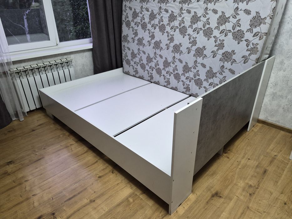 Двуспальная кровать с матрасом