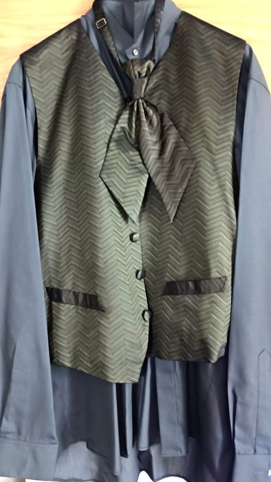 Sacou bărbătesc cu doua cămăși și două veste și cravate